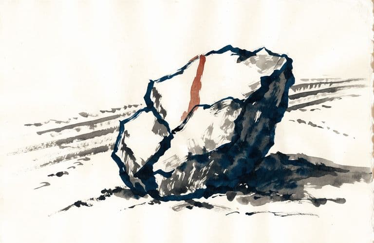 ज़मीन पर पड़ा एक पत्थर, जिसमें लाल रंग की एक दरार है