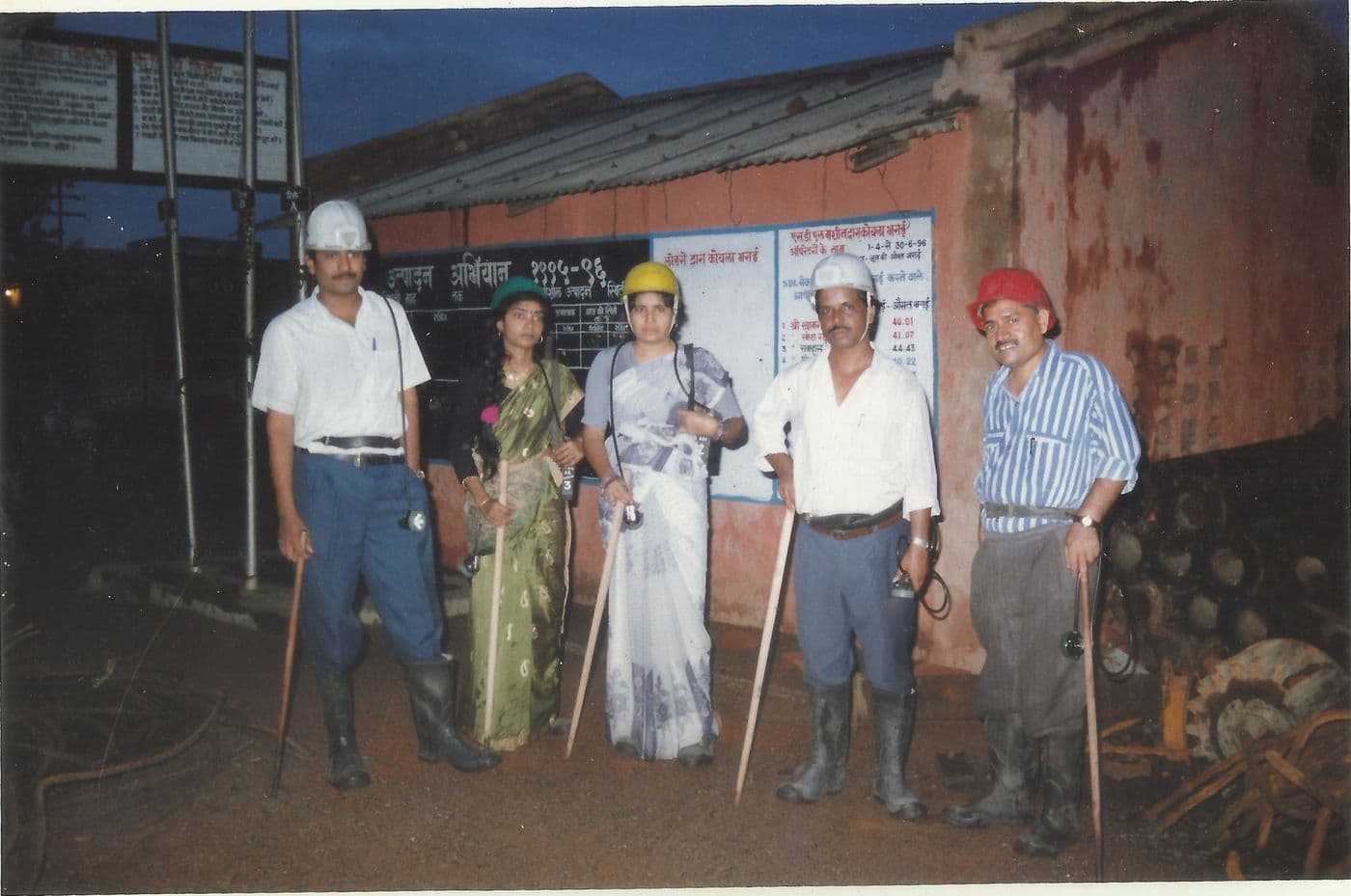1996 में खदान निरीक्षण दल के पाँच लोग हेलमेट पहने और छड़ी लिए खड़े हैं