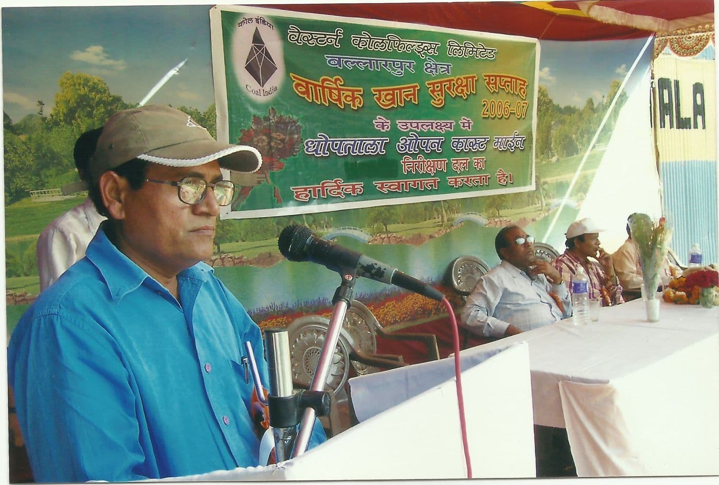 वार्षिक खान सुरक्षा सप्ताह के मंच पर माइक के सामने बोलते हुए